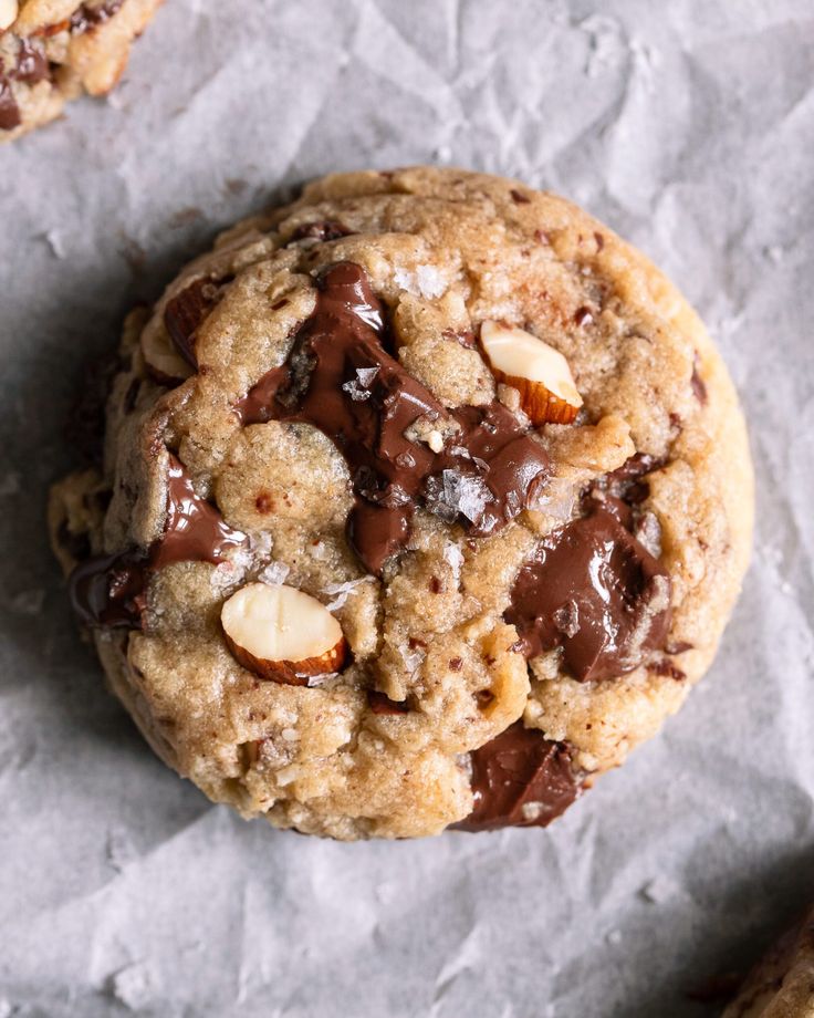 ALMOND AND CHOCOLATE BISCUITS