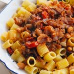 Rigatoni with bacon, tomatoes and basil