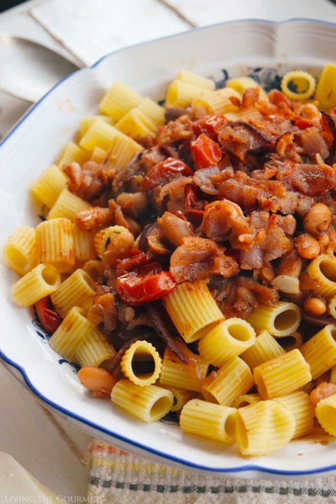 Rigatoni with bacon, tomatoes and basil