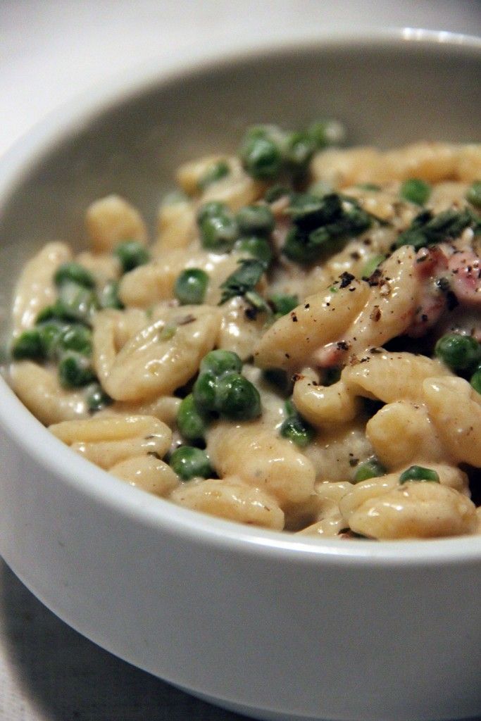 Cream Pasta with Mushrooms, Ham and Peas