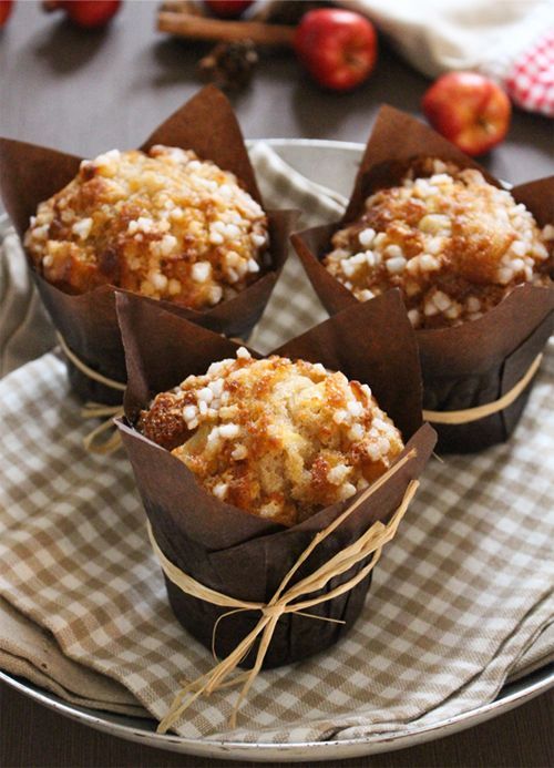 Oatmeal Muffins with Apples and Almonds