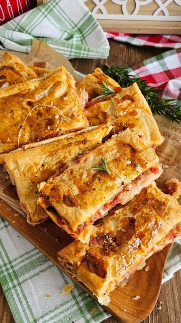 Stuffed Pizza with Tomato and Ham: How to Make This Fantastic Recipe