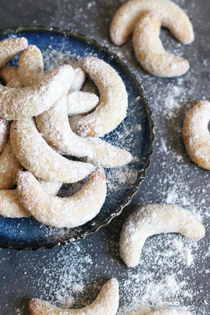 Vanillekipferl – vanilla-scented biscuits