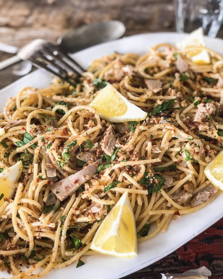 Spaghetti with tuna and lemon
