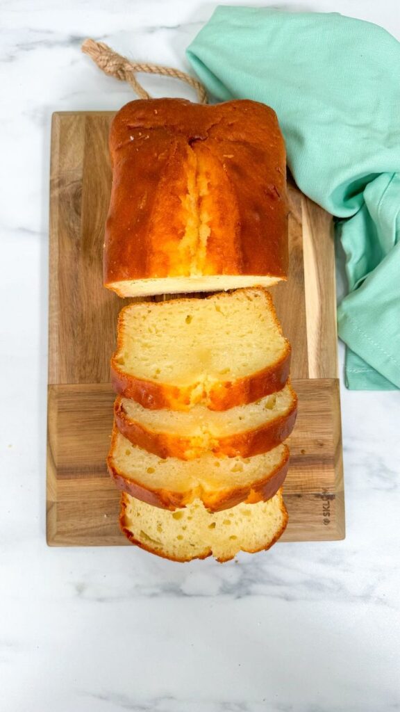Yogurt plumcake
