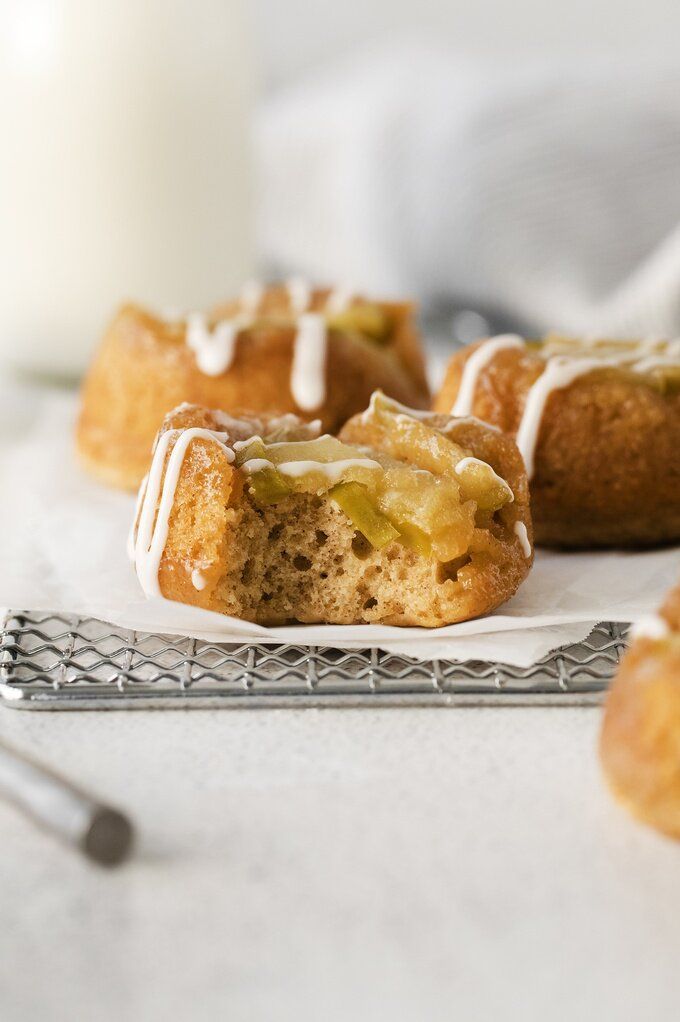 Mini cake, apples