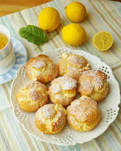 Cream puffs with lemon cream