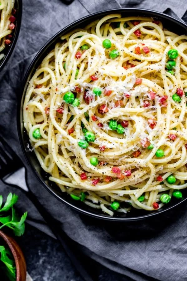 Spaghetti with pecorino cheese, pepper and new broad beans