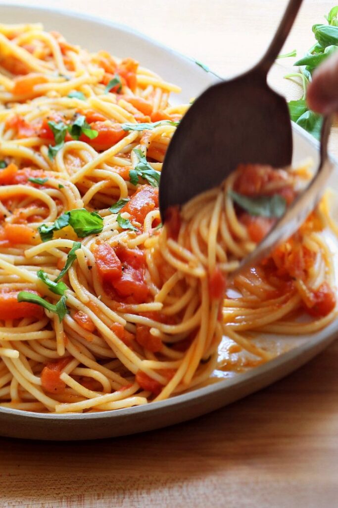 Spaghetti with fresh tomato and basil