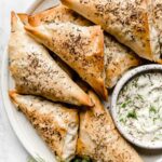 Puff pastry triangles: perfect for a simple and delicious snack!