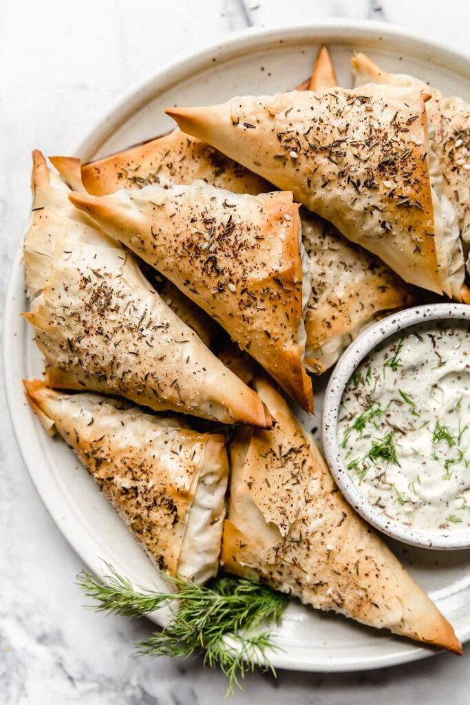 Puff pastry triangles: perfect for a simple and delicious snack!
