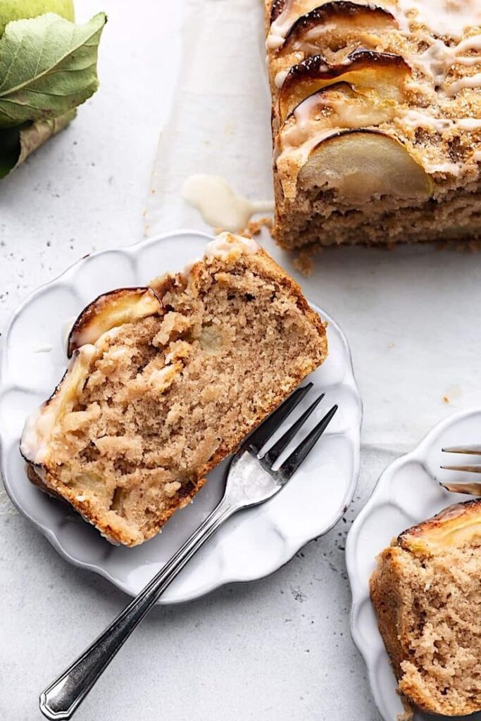 Apple, cinnamon and walnut cake that everyone likes