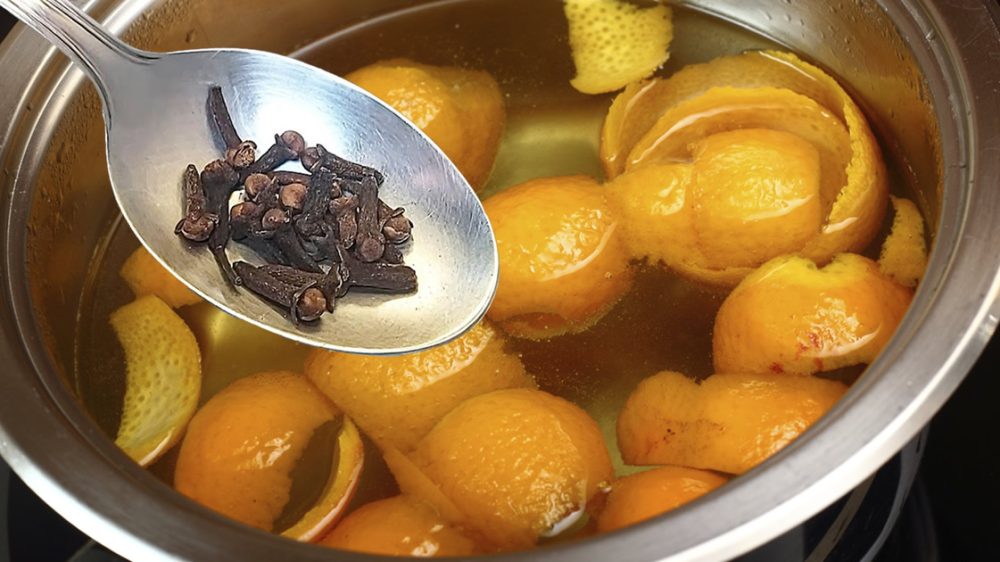 Boiling orange peels and cloves: the old habit of our grandmothers