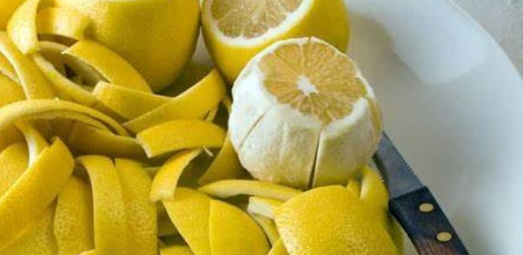 Do you throw away lemon peels? Don’t do it again! Put them in a container and add the vinegar