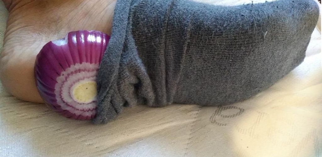 Put onions in your socks – while you sleep, onions purify the blood, kill bacteria, germs and pathogens, as they have excellent antibacterial and antiviral properties.