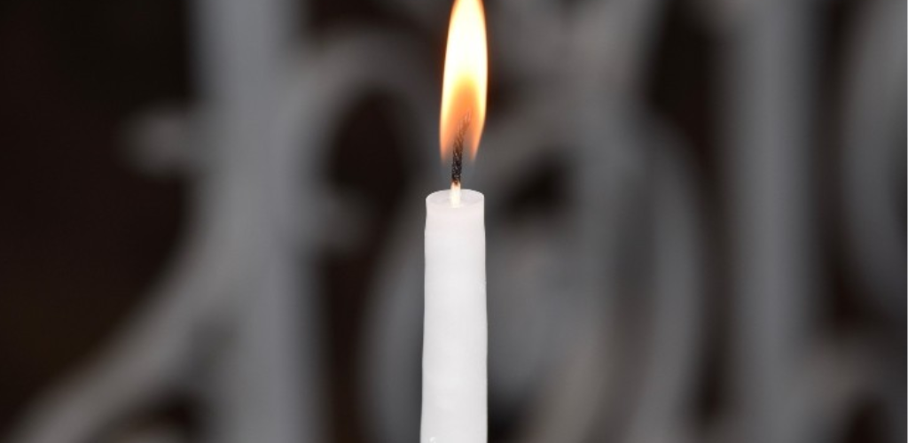 Cracked heels, with the candle tip you get rid of them in just 1 day